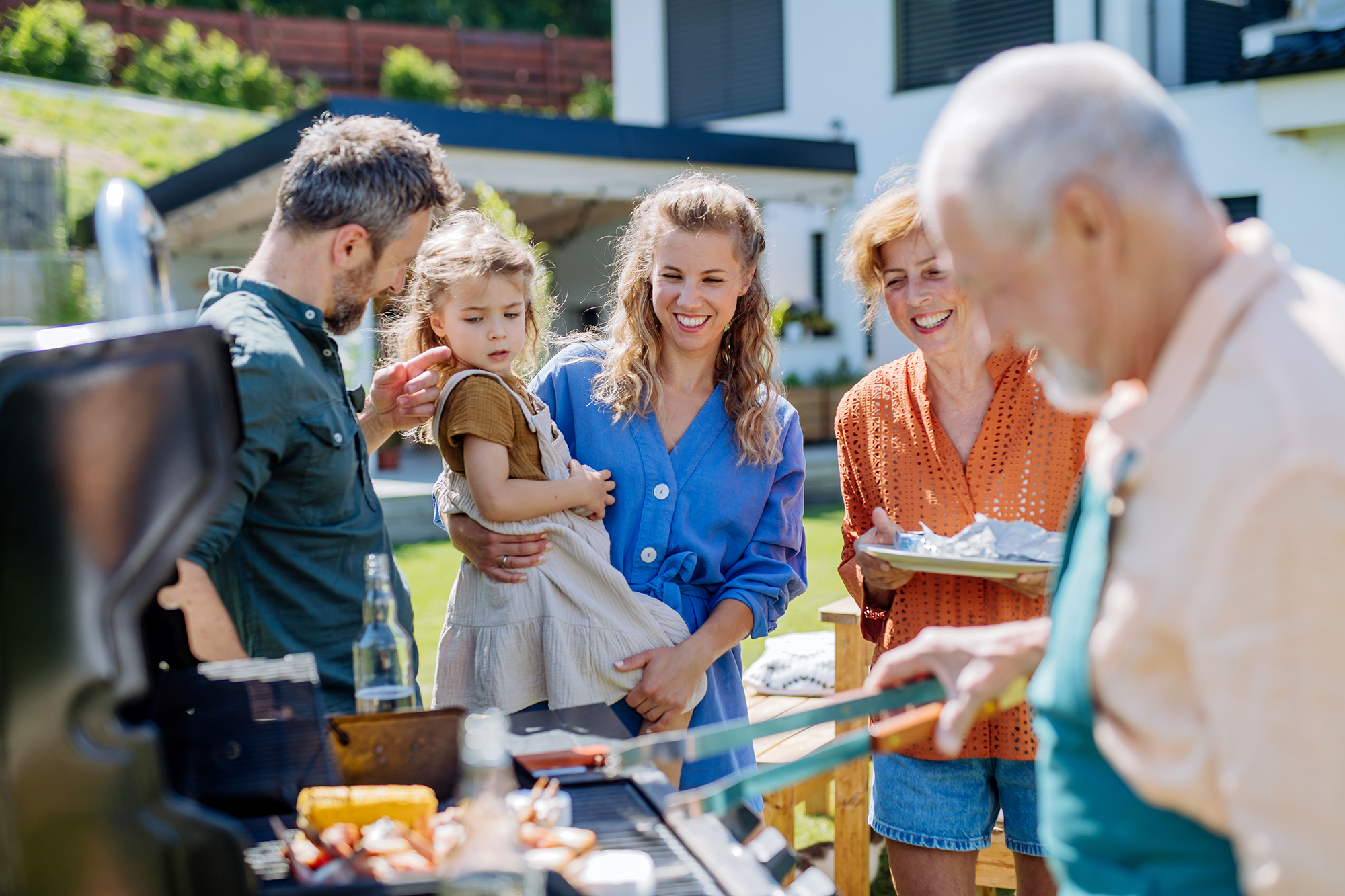 Familie beim Grillen